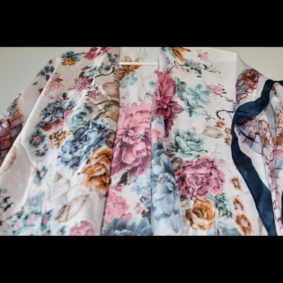 Boho Mia and Tess Floral silky and light kimono - Picture 3 of 4